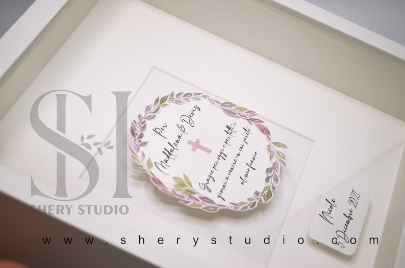 Puede incluir: Una impresi&oacute;n enmarcada en blanco con una corona floral y el texto "Per Maddalena & Jesus" y "Grazie per ogni giorno che mi hai portato gioia e amore in casa e nel mio cuore". La fecha "Novembre 2021" est&aacute; escrita en una etiqueta blanca separada.