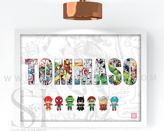 Puede incluir: Una impresión enmarcada con el nombre "TOMASO" escrito en letras grandes hechas de imágenes de cómics. Debajo del nombre hay siete pequeñas figuras de superhéroes de dibujos animados. El fondo es un patrón de cómic blanco y gris.