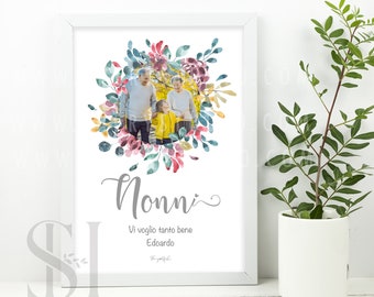 Puede incluir: Una impresión enmarcada blanca con una corona floral de acuarela que rodea una foto de tres personas caminando en un parque. El texto "Nonni" está escrito en cursiva debajo de la foto, seguido del texto "Vi voglio tanto bene Edoardo".