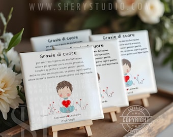 Puede incluir: Pequeñas impresiones en lienzo blanco sobre mini caballetes. Cada impresión presenta una ilustración de dibujos animados de un niño sosteniendo un corazón, con texto en italiano. Las impresiones están dispuestas en una bandeja de madera, con flores en el fondo. El texto incluye la fecha 17.05.2025.