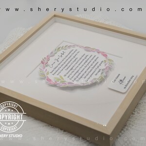 Puede incluir: Una impresi&oacute;n enmarcada con un dise&ntilde;o floral y un mensaje escrito a mano en italiano. El mensaje dice "Cara Zia Gabel" y "Con Amore". La impresi&oacute;n est&aacute; en un marco de madera claro.