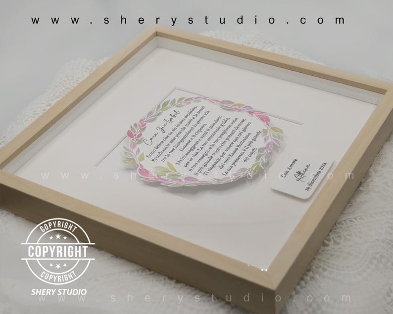 Puede incluir: Una impresi&oacute;n enmarcada con un dise&ntilde;o floral y un mensaje escrito a mano en italiano. El mensaje dice "Cara Zia Gabel" y "Con Amore". La impresi&oacute;n est&aacute; en un marco de madera claro.