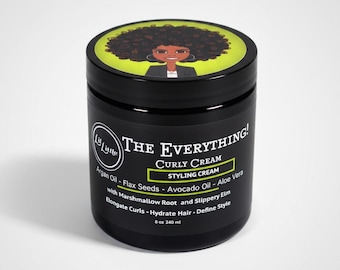 Op de afbeelding: Een zwarte cilindrische pot met The Everything! Curly Cream stylingcrème. Het deksel toont een cartoonillustratie van een persoon met donker krullend haar op een limoengroene achtergrond. Het etiket vermeldt ingrediënten zoals arganolie en 240 ml.