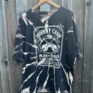 ジョニー・キャッシュの黒いタイダイ染めの漂白Tシャツを着た男性