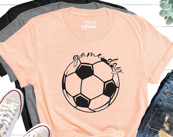 ゲームデーシャツ、サッカーママシャツ、サッカーシャツ、スポーツ親Tシャツ、かわいいママTシャツ、スポーツシャツ、ゲームデーバイブスTシャツ、サッカーファンボール