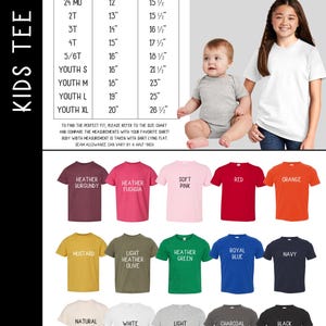 Puede incluir: Una tabla de tallas de ropa infantil con medidas de ancho de cuerpo y largo de camisa en pulgadas para tallas de NB a Youth XL, junto a una paleta de quince camisetas de manga corta en varios colores s&oacute;lidos y opciones de tela jaspeada.