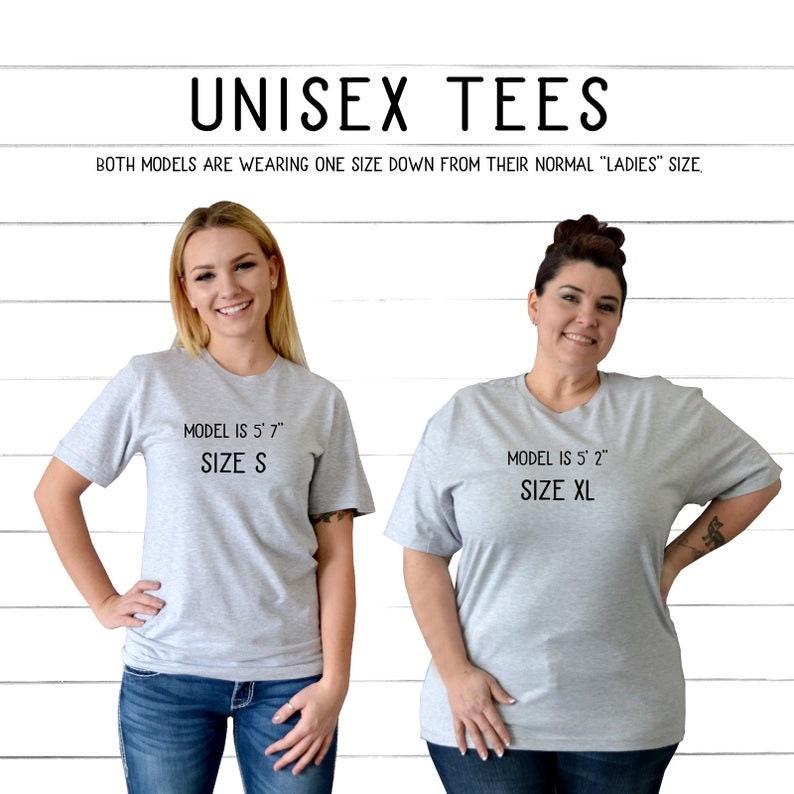 K&ouml;nnte beinhalten: Zwei Models tragen graue Unisex-T-Shirts. Das Model links ist 1,70 m gro&szlig; und tr&auml;gt Gr&ouml;&szlig;e S. Das Model rechts ist 1,57 m gro&szlig; und tr&auml;gt Gr&ouml;&szlig;e XL. Beide Models tragen eine Gr&ouml;&szlig;e kleiner als ihre normale "Damen"-Gr&ouml;&szlig;e.