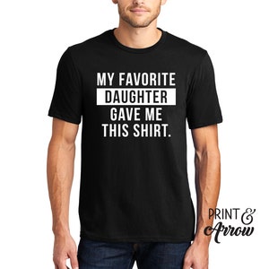 K&ouml;nnte beinhalten: Schwarzes T-Shirt mit wei&szlig;em Text, der lautet: "Meine Lieblings-Tochter hat mir dieses Shirt geschenkt."
