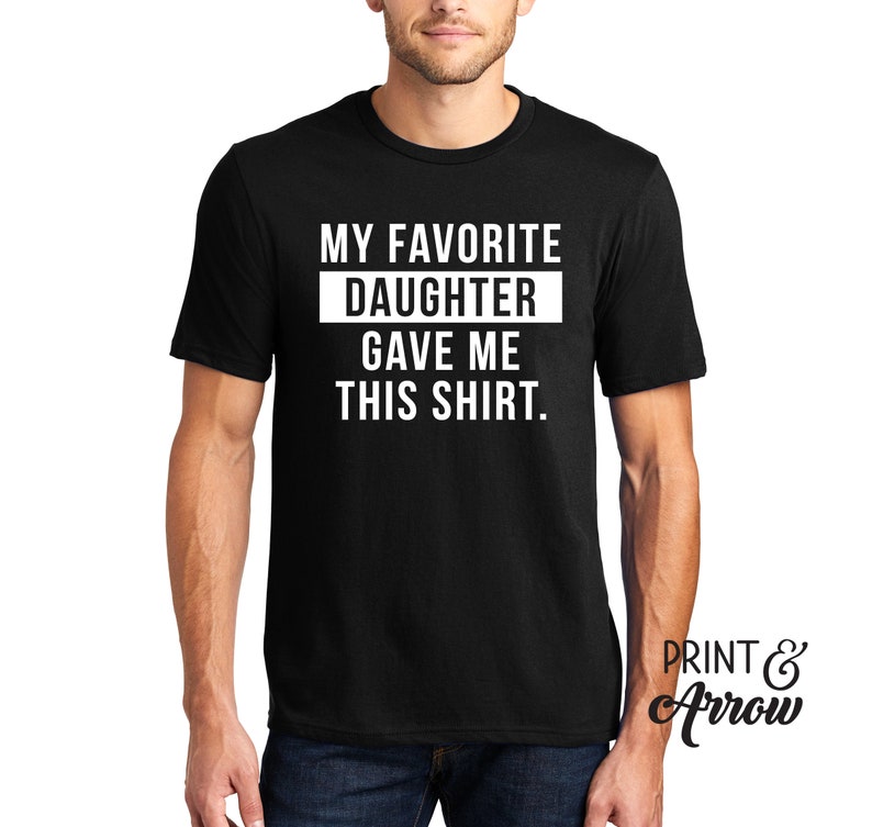 K&ouml;nnte beinhalten: Schwarzes T-Shirt mit wei&szlig;em Text, der lautet: "Meine Lieblings-Tochter hat mir dieses Shirt geschenkt."