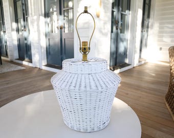 Abajur de mesa grande em vime trançado, estilo anos 80 - Meados do Século XX, acabamento laqueado branco.