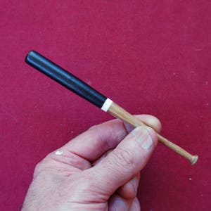 Modelos en miniatura de bates de béisbol de madera