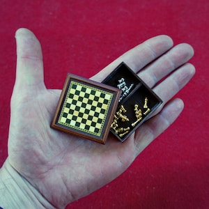 Jeu d&#39;échecs miniature pour maison de poupée et boîte de rangement en bois