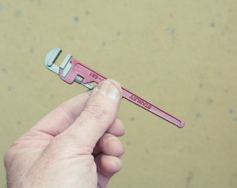 Miniaturowy klucz do rur – solidne narzędzie metalowe