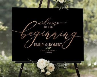 Puede incluir: Señal de bienvenida de boda negra con letras doradas que dice "Bienvenido a nuestro comienzo, Emily & Robert, Pendula Gardens, 11.2.2023".