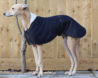 Schwarzer, Fleece gefütterter wasserdichter Mantel Whippet Greyhound, mit passendem verstellbarem Clip Strap Lurcher / italienisches Greyhound / Windhund