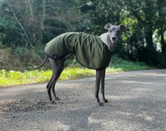 Olijfgroene fleece gevoerde waterdichte jas Whippet Greyhound, met bijpassende verstelbare clipriem Lurcher/Italiaanse windhond/Sighthound