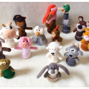 Puede incluir: Un conjunto de 14 marionetas de dedo de fieltro, con una variedad de animales, incluyendo una vaca, un cerdo, una oveja, un pato, un gallo, un burro, un ratón, y más. Las marionetas son todas de colores brillantes y tienen caras amigables.