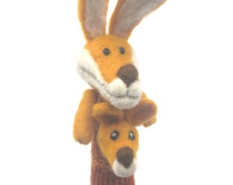 Marionnette à doigt en laine Maman Kangourou et petit kangourou. .