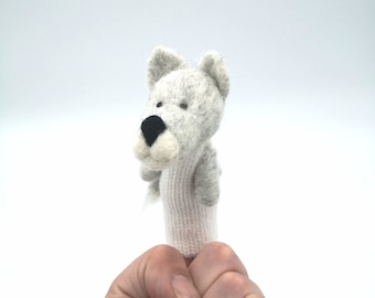 Finger puppet A white wolf.