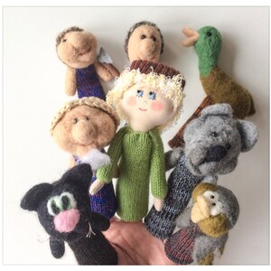 Puede incluir: Un conjunto de títeres de dedo hechos de fieltro y lana. Los títeres incluyen un pato, un perro, un gato, una niña, un hombre con un hacha y un hombre con barba.