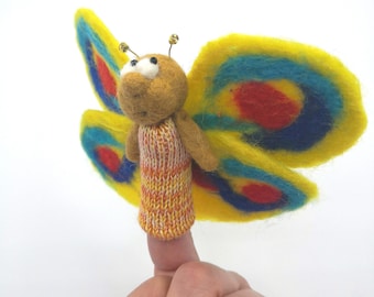 Könnte beinhalten: Eine gelbe Filz-Fingerpuppe in Form eines Schmetterlings mit blauen und roten Akzenten. Der Schmetterling hat einen braunen Filzkopf mit Glitz Augen und einen gestrickten orange-weißen Körper.