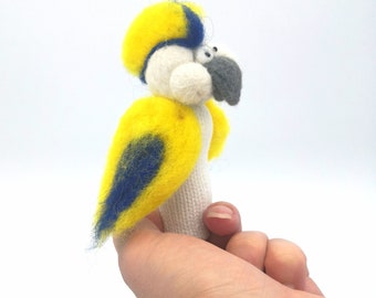 Fingerpuppe Ein Papagei aus gefilzter Wolle.