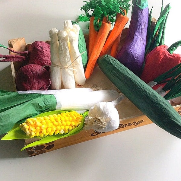 Panier de légumes artificielles fait à la main en papier de soie.