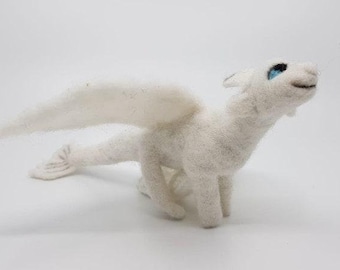 Títere de dedo de dragón blanco.
