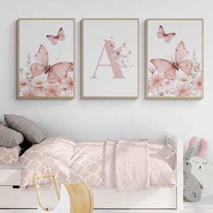 Impresión de acuarela con la inicial A para guardería de niñas, flores silvestres, arte de pared de mariposas, impresiones para guardería, decoración para niña bebé, descarga digital del alfabeto