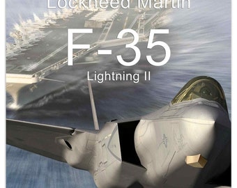 Può includere: Un caccia grigio Lockheed Martin F-35 Lightning II vola sopra una portaerei. L'aereo è in volo, con il muso puntato verso la fotocamera. La portaerei è sullo sfondo, con il suo ponte visibile.