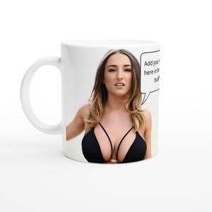 Può includere: Tazza in ceramica bianca con un'immagine in bianco e nero di una donna che indossa un top di bikini nero. Il testo "Add your own text here in the bubble" è in un fumetto.