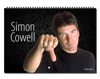 Op de afbeelding: Een zwart-witte kalender met een foto van Simon Cowell die zijn duim naar beneden steekt. De tekst "Simon Cowell" is in wit op een zwarte achtergrond gedrukt.