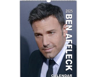Könnte beinhalten: Ein Kalender für 2025 mit Ben Affleck. Der Kalender hat einen schwarzen Hintergrund mit weißem Text. Das Bild zeigt eine Nahaufnahme von Ben Afflecks Gesicht, er trägt einen dunklen Anzug und eine schwarze Krawatte.