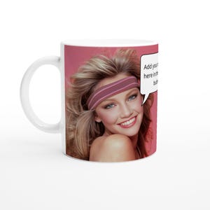 Puede incluir: Taza de cerámica blanca con una mujer sonriente con cabello rubio y una diadema rosa. La taza tiene un fondo rosa y un bocadillo con texto. La taza es de tamaño estándar.