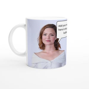 Puede incluir: Taza de cerámica blanca con una foto de una mujer con cabello castaño que lleva una camisa blanca. La taza tiene un globo de diálogo con el texto "Añade tu meme aquí en el globo de diálogo."