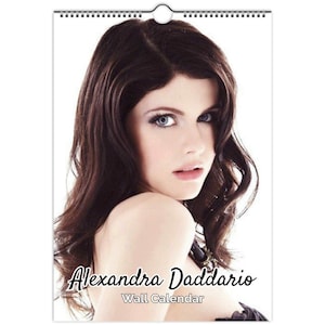Kalender met volledige foto van sexy Alexandra Daddario | kies startmaand 2026/27 gepersonaliseerd | jaarkalender
