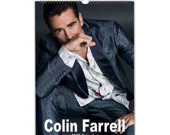 Op de afbeelding: Een kalender voor 2025 met Colin Farrell. De afbeelding toont een close-up van Colin Farrell in een donkerblauw pak met een wit, gepatroneerd overhemd. Hij kijkt naar beneden en heeft zijn hand op zijn kin.