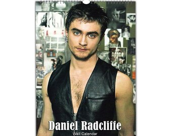 Op de afbeelding: Een wandkalender met een zwart-witfoto van Daniel Radcliffe. De foto toont Radcliffe in een zwart leren vest en kijkt recht in de camera. De tekst "Daniel Radcliffe" en "Wandkalender" staat onder de foto.
