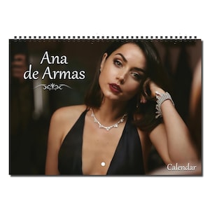 Könnte beinhalten: Ein Kalender mit einem Foto von Ana de Armas. Sie trägt ein schwarzes Kleid und eine Diamantenkette. Das Foto ist im Hochformat und der Text "Kalender" befindet sich in der unteren rechten Ecke.