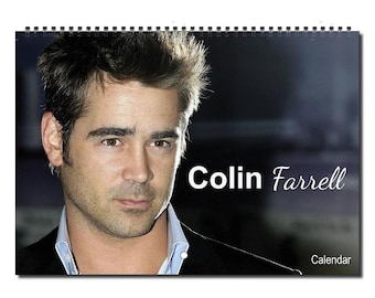 Op de afbeelding: Een kalender met een close-up portret van Colin Farrell. De afbeelding toont Farrell met kort, donker haar en een serieuze uitdrukking. De tekst "Colin Farrell" is in witte cursieve letters onder de afbeelding geschreven. Het woord "Kalender" is in witte letters in de rechterbenedenhoek geschreven.