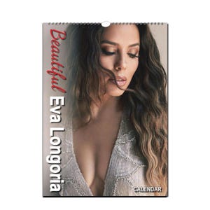 Puede incluir: Un calendario con una foto de Eva Longoria. El texto "Beautiful Eva Longoria" está escrito verticalmente en rojo en el lado izquierdo de la imagen. La palabra "CALENDAR" está escrita en blanco en la parte inferior de la imagen.