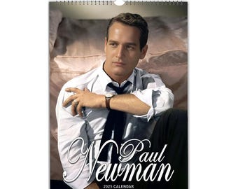 Op de afbeelding: Een kalender voor 2025 met een zwart-witfoto van Paul Newman. De foto toont Newman in een wit overhemd en een donkere stropdas. De tekst "Paul Newman 2025 Calendar" is onder de foto afgedrukt.