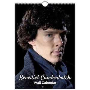 Puede incluir: Un calendario de pared con un retrato de cerca de Benedict Cumberbatch. La imagen es en blanco y negro y muestra a Cumberbatch mirando hacia la derecha con una expresión seria. El texto "Benedict Cumberbatch Wall Calendar" está impreso debajo de la imagen.