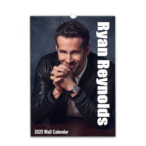 Puede incluir: Un calendario de pared para 2025 con una foto de Ryan Reynolds. La foto lo muestra con una chaqueta de cuero negra y un reloj. Él sonríe y mira a la cámara.