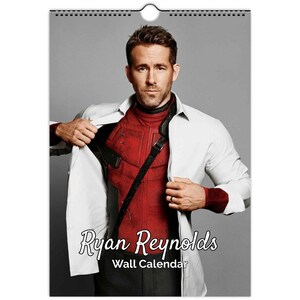 Puede incluir: Un calendario de pared con Ryan Reynolds con una camisa blanca y el texto "Ryan Reynolds Wall Calendar" en la parte inferior.