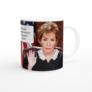 Taza personalizada con mensaje de Judge Judy con burbuja de diálogo