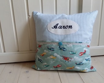 Namenskissen "Aaron", Kissen, Kinderzimmerdeko, Geburtstagsgeschenk, Kissen mit Taschen