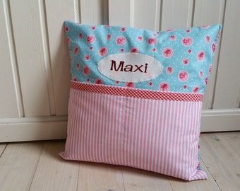 Namenskissen "Maxi", Kissen, Kinderzimmerdeko, Geburtstagsgeschenk, Kissen mit Taschen
