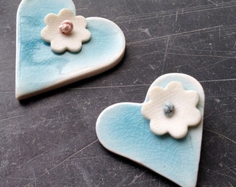 Broche de coeur avec glaçure turquoise - détail de marguerite avec noeud de lin - Cadeau fait main - Cadeau de fille de fleur -