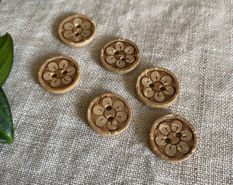 Set of 6 Medium Circle Shaped Buttons With Flower, 16 mm, Light, Coconut, Natural, Lightweight